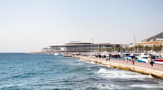 Vue panoramique du front de mer de Cannes avec le Palais des Festivals
