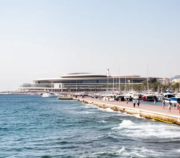 Vue panoramique du front de mer de Cannes avec le Palais des Festivals
