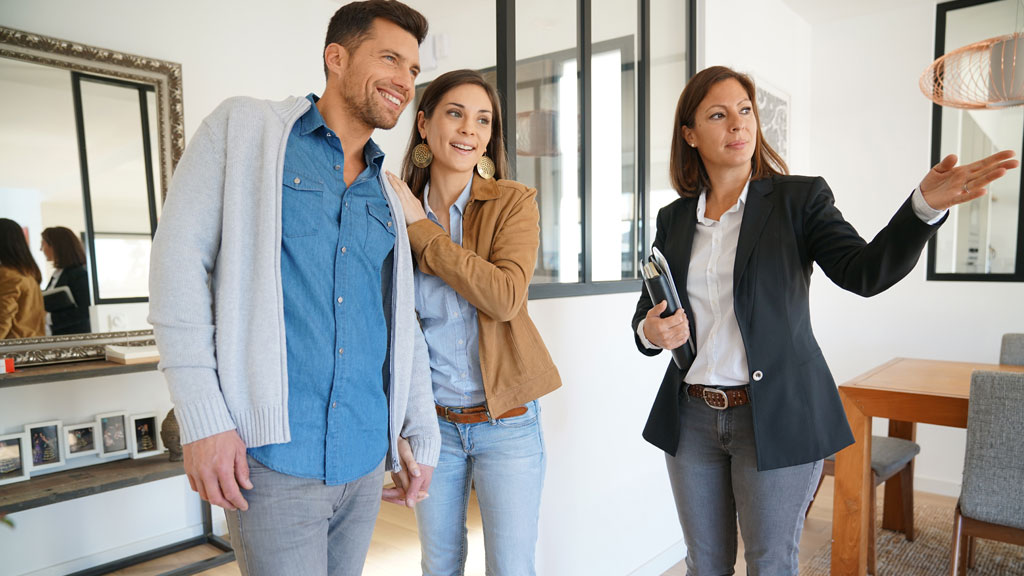 Couple visitant un appartement avec vue mer sur la Costa Brava