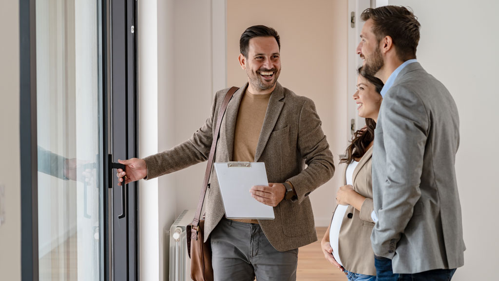 Consultation dans une agence immobilière de la Costa Brava