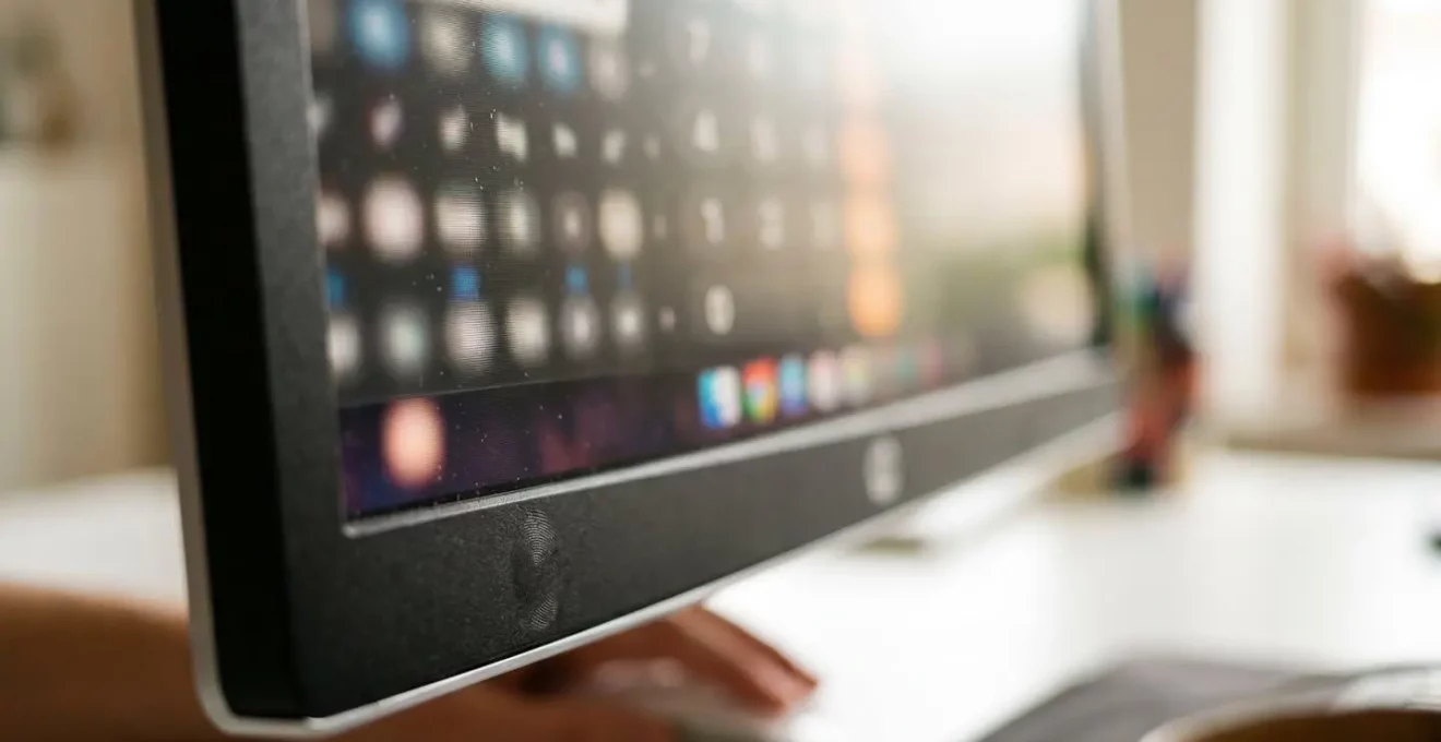 Gros plan sur un écran d'ordinateur affichant une interface de simulation financière avec des champs de saisie et des curseurs, le contenu à l'écran étant totalement flouté