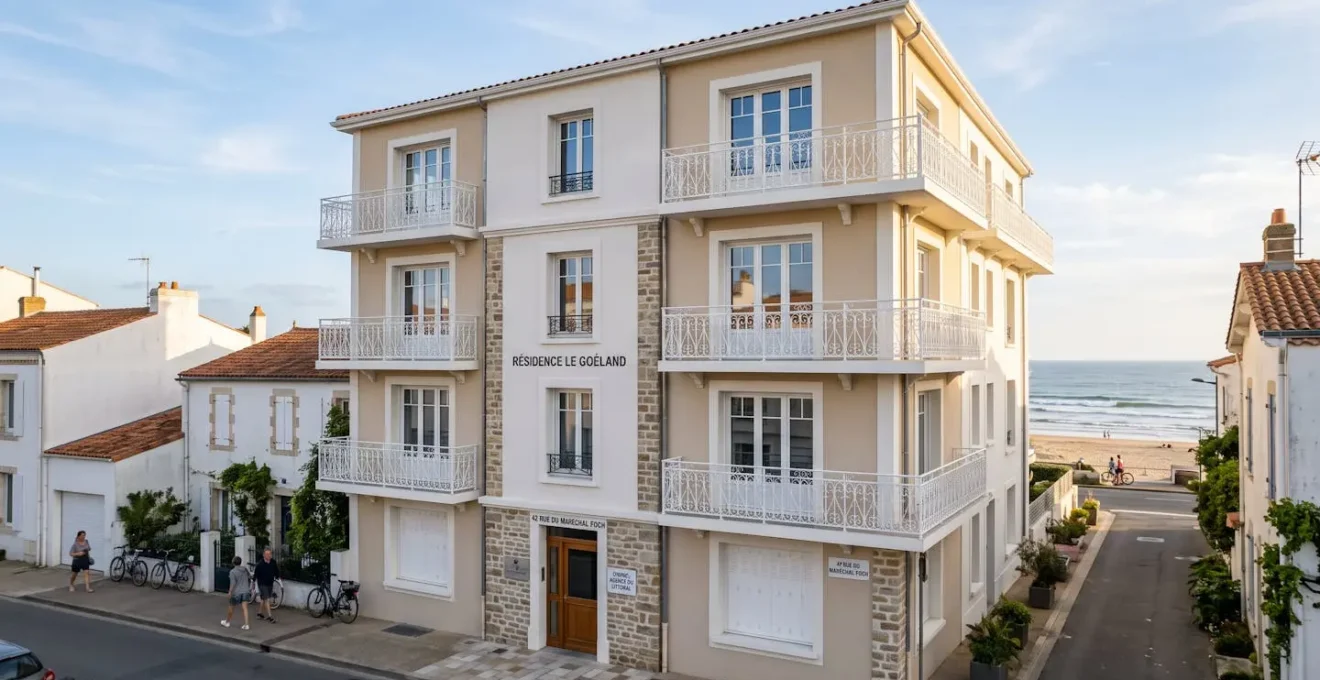 Immeuble résidentiel rénové aux Sables-d'Olonne avec balcons donnant sur l'océan, illustrant la qualité des biens en gestion locative