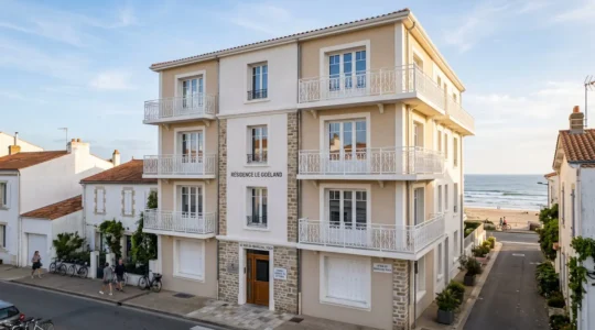 Immeuble résidentiel rénové aux Sables-d'Olonne avec balcons donnant sur l'océan, illustrant la qualité des biens en gestion locative