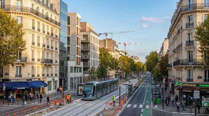 Quartier résidentiel français en développement avec nouveaux transports en commun et signes de valorisation urbaine